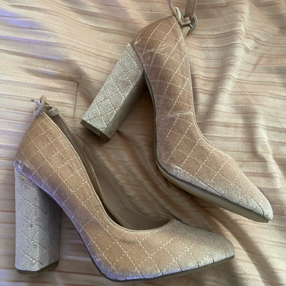 Shoe Dazzle blush pumps